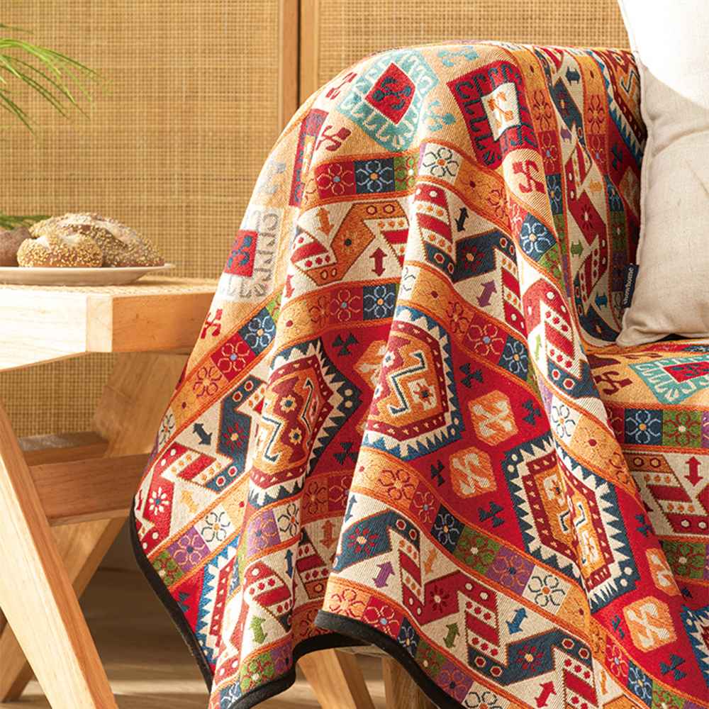 "Bunte marokkanische Jacquard-Decke als stilvoller Sofabezug, lebhafte Muster in Blau, Gelb, Rot, ideal für Wohnkultur."