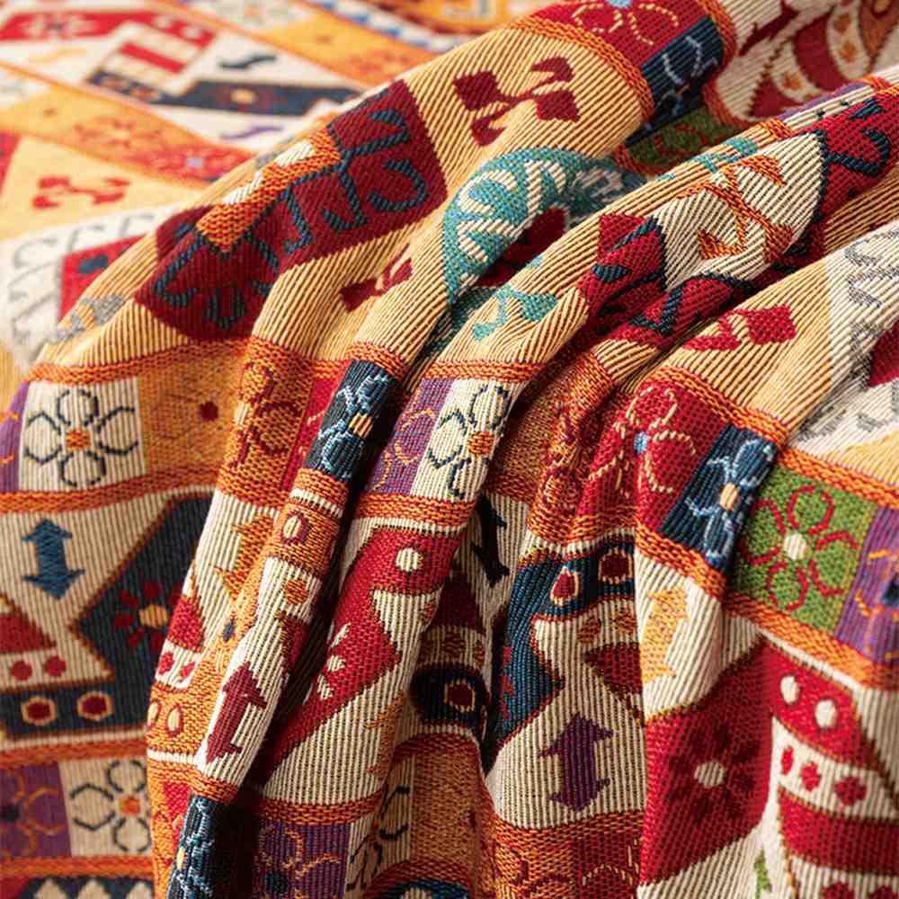 "Bunte marokkanische Jacquard-Decke als stilvoller Sofabezug, lebhafte Muster in Blau, Gelb, Rot, ideal für Wohnkultur."