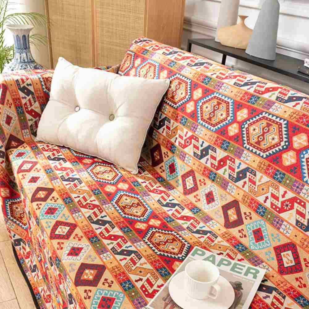 "Bunte marokkanische Jacquard-Decke als stilvoller Sofabezug, lebhafte Muster in Blau, Gelb, Rot, ideal für Wohnkultur."