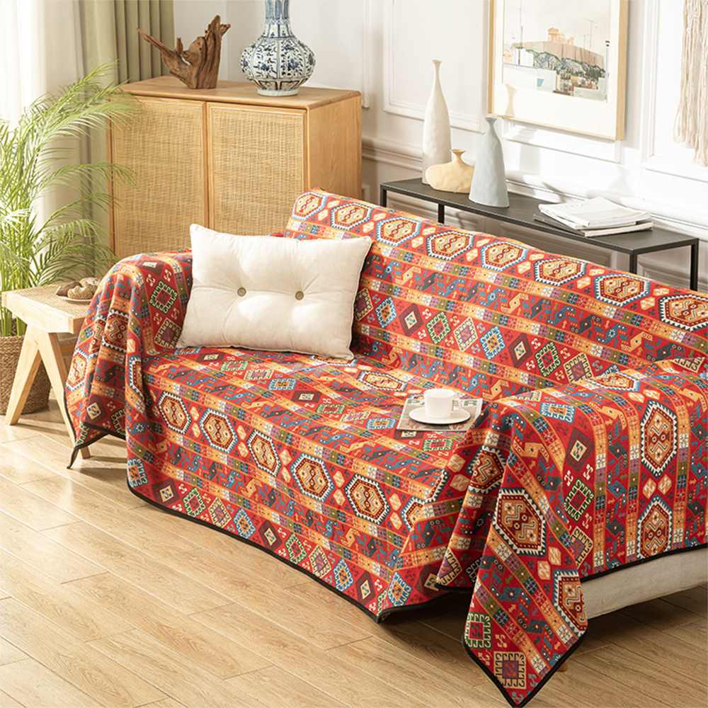 "Bunte marokkanische Jacquard-Decke als stilvoller Sofabezug, lebhafte Muster in Blau, Gelb, Rot, ideal für Wohnkultur."