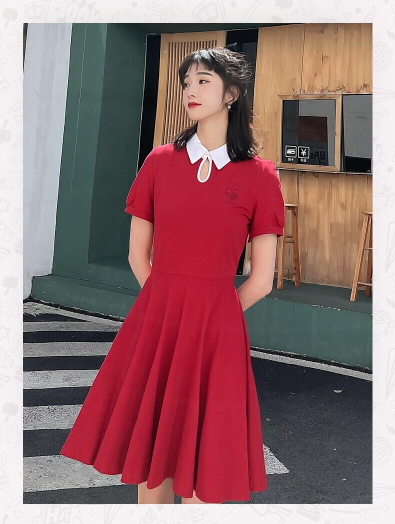 Stilren burgunder A-linje kjole med korte ermer. Fremhever tidløs eleganse. Allsidig damekjole for fest og hverdag.