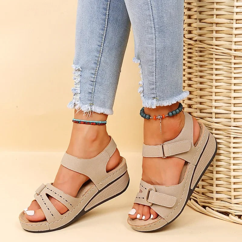 Stilfulle chunky plattform sandaler med åpen tå, moderne fottøy for kvinner i sommer.