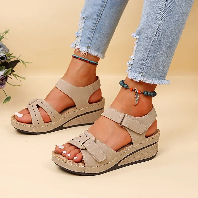 Svarte chunky plattform sandaler for kvinner, trendy og komfortable til sommer og hverdag. Stil.
