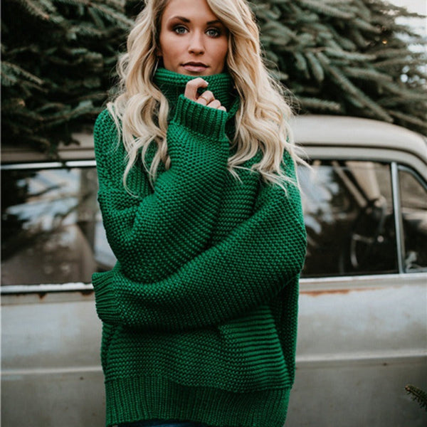 Modell i avslappet, oversized chunky strikkegenser for kvinner med turtleneck. Ideell for uformell komfort.