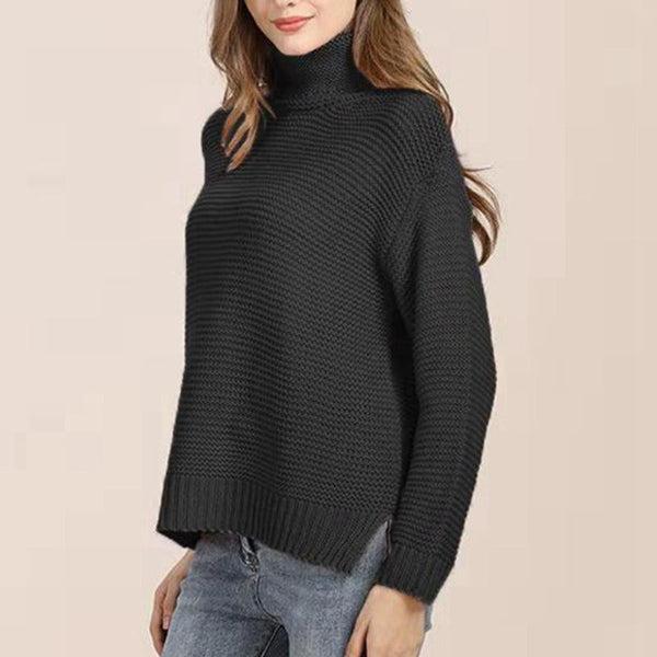 Nærbilde av detaljer på en chunky, ribbestrikket kvinnegenser med høy turtleneck for vinter og høst.