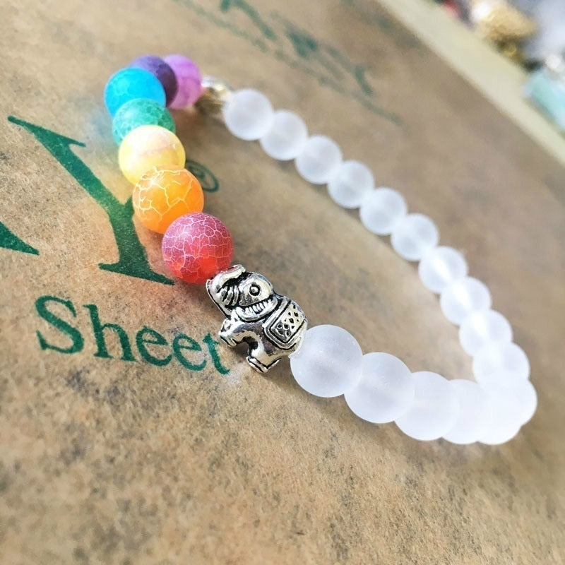 Elegant dame armbånd med fargerike chakra krystaller og elefant. Perfekt gave for spiritualitet og energi.