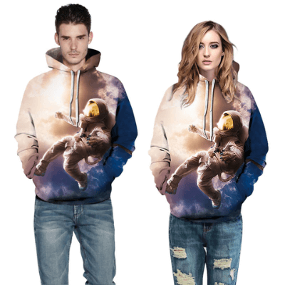 Trendy damehettegenser i mykt stoff med astronaut-mønster. Perfekt for komfortabel fritidsstil. Kvinneklær.