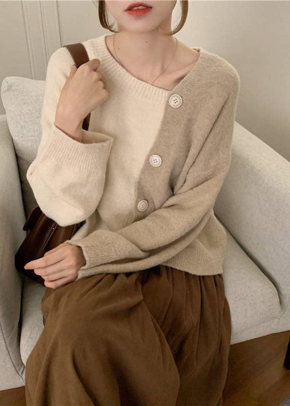 Beige asymmetrisk strikket genser for kvinner. Stilfull vintergenser perfekt for lag-på-lag-styling, varm og komfortabel.