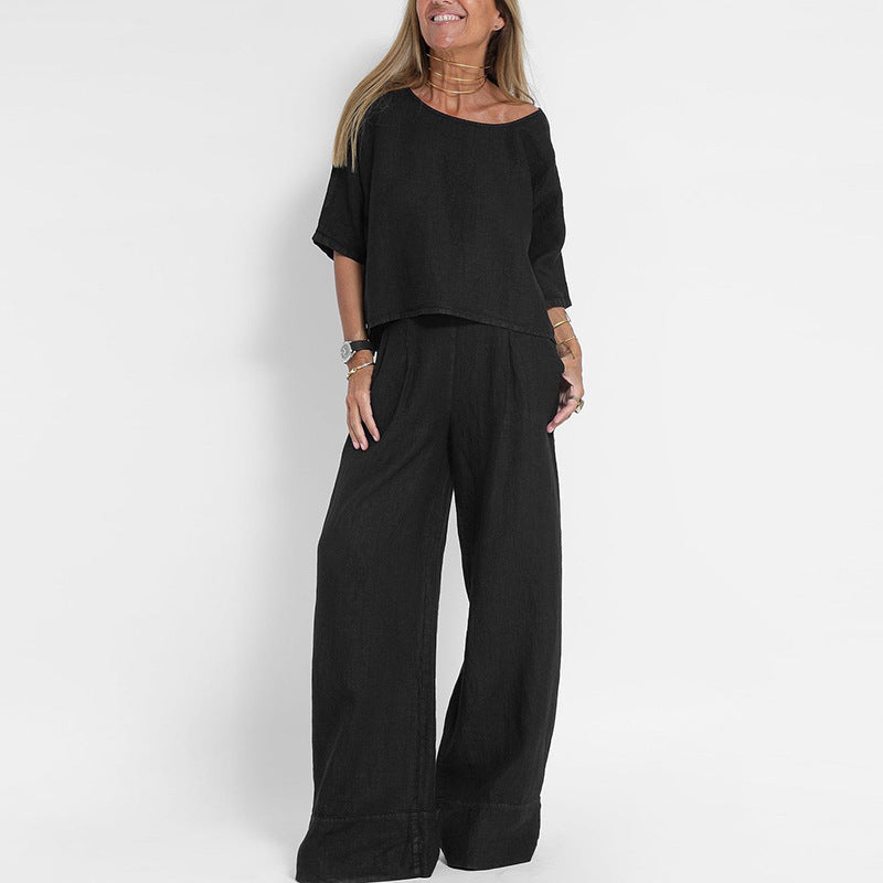 Komfortabelt dame fritidssett: kortermet bluse og løse, vide bukser. Perfekt for sommer, trendy og avslappet stil.