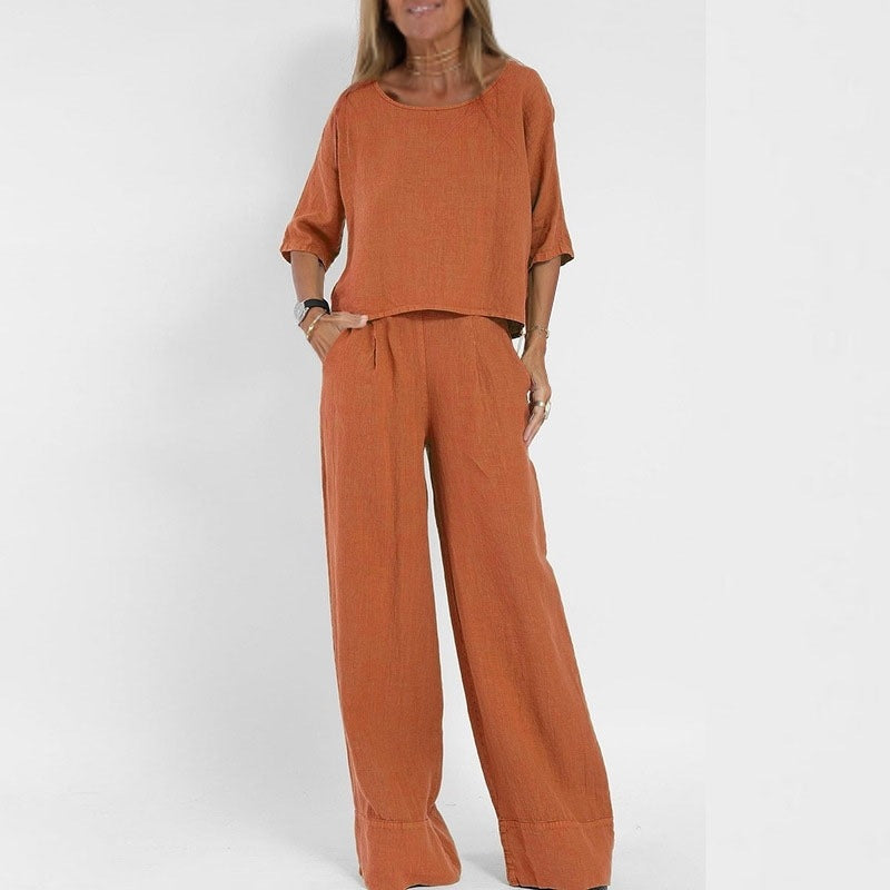 Avslappet kortermet topp og vide bukser, et komfortabelt todelt damesett for sommer. Trendy fritidsantrekk.