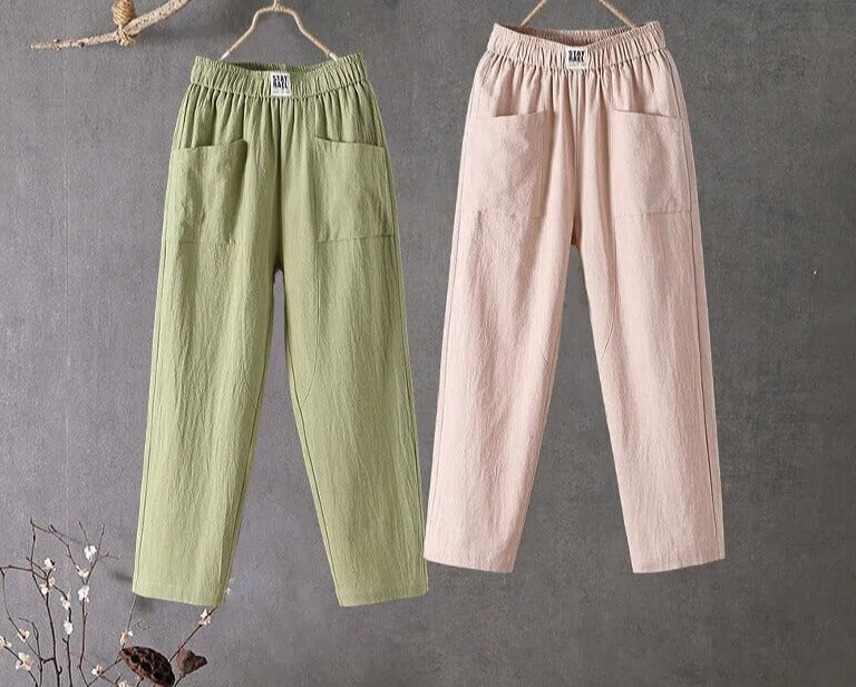Kvinne iført moderne ankellange baggy-bukser til dame, med høy midje. Komfortable bomullsbukser i trendy stil.