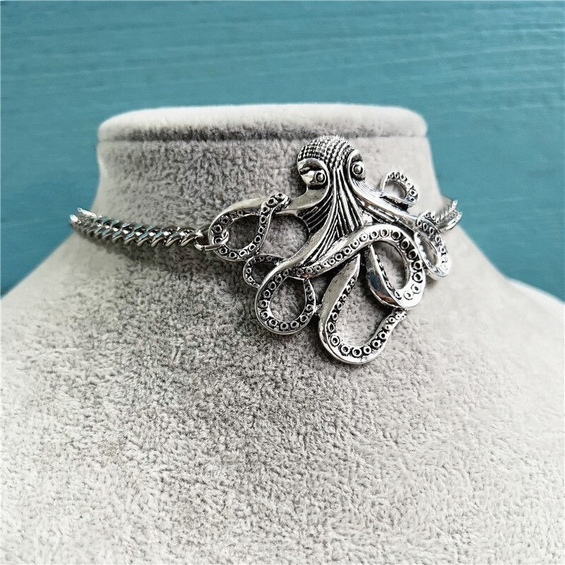 Detaljert blekksprut choker halskjede. Trendy statement smykke for dame med unikt maritimt design. Hypoallergen.