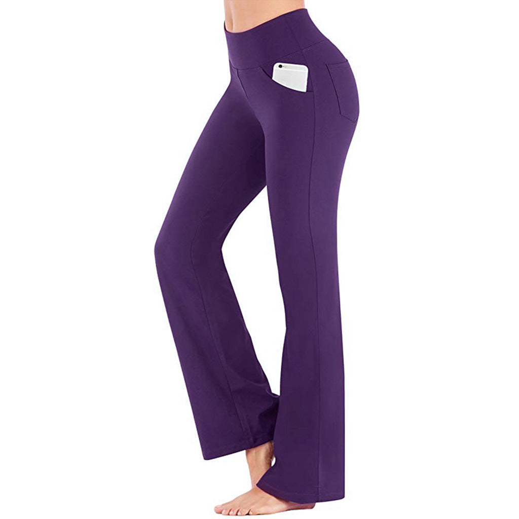 Dame bootcut yogabukser i bruk under yogaøkt, gir fleksibilitet og støtte. Treningsklær for aktiv hverdag.
