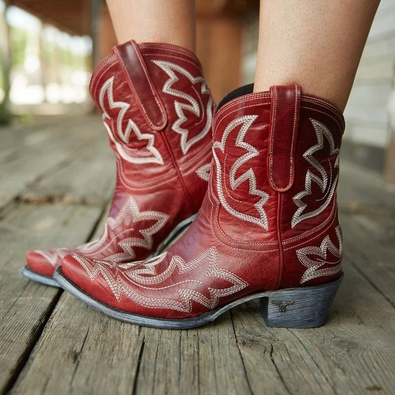 Elegant par broderte dame cowboystøvler. Perfekte ankelstøvletter i spiss tå for en stilig look.