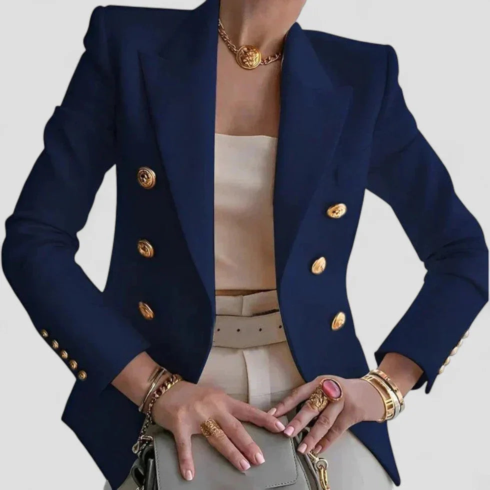 Hvit dobbeltspent kvinneblazer med gullfargede knapper, gir en feminin og profesjonell look.