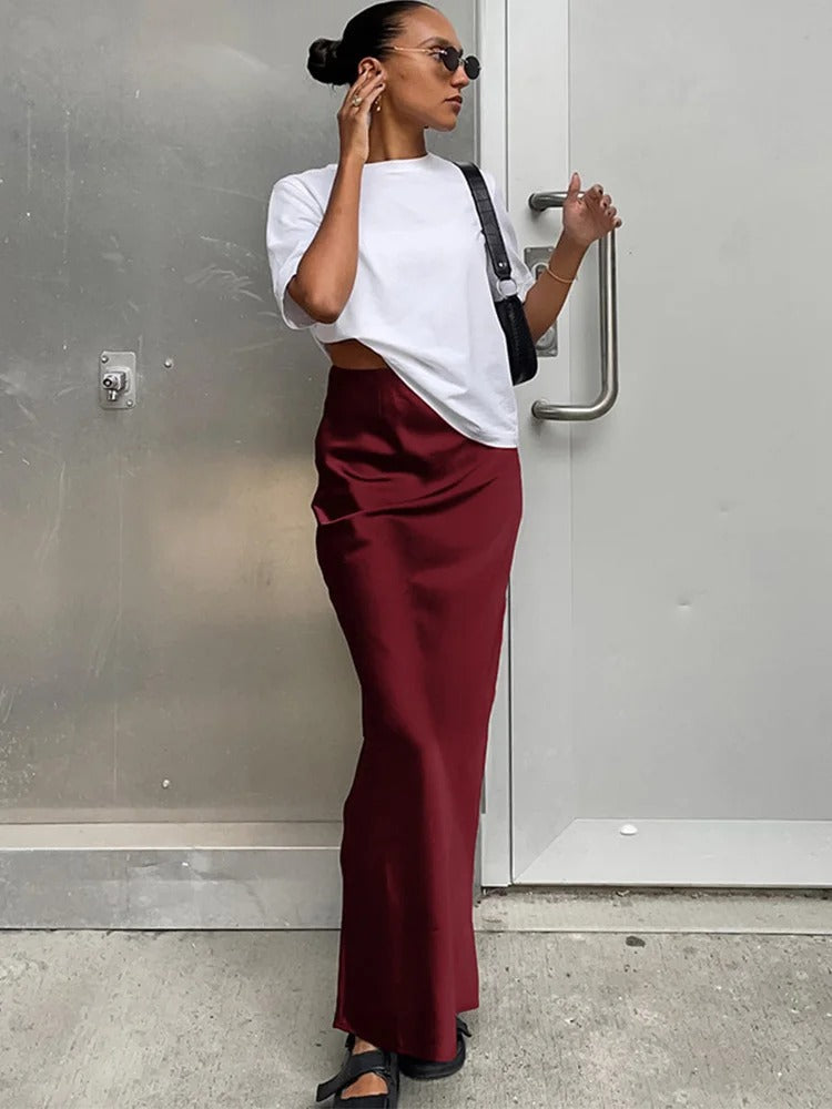 Svart, elegant trompetskjørt med høy midje, et must-have i enhver kvinnes garderobe.