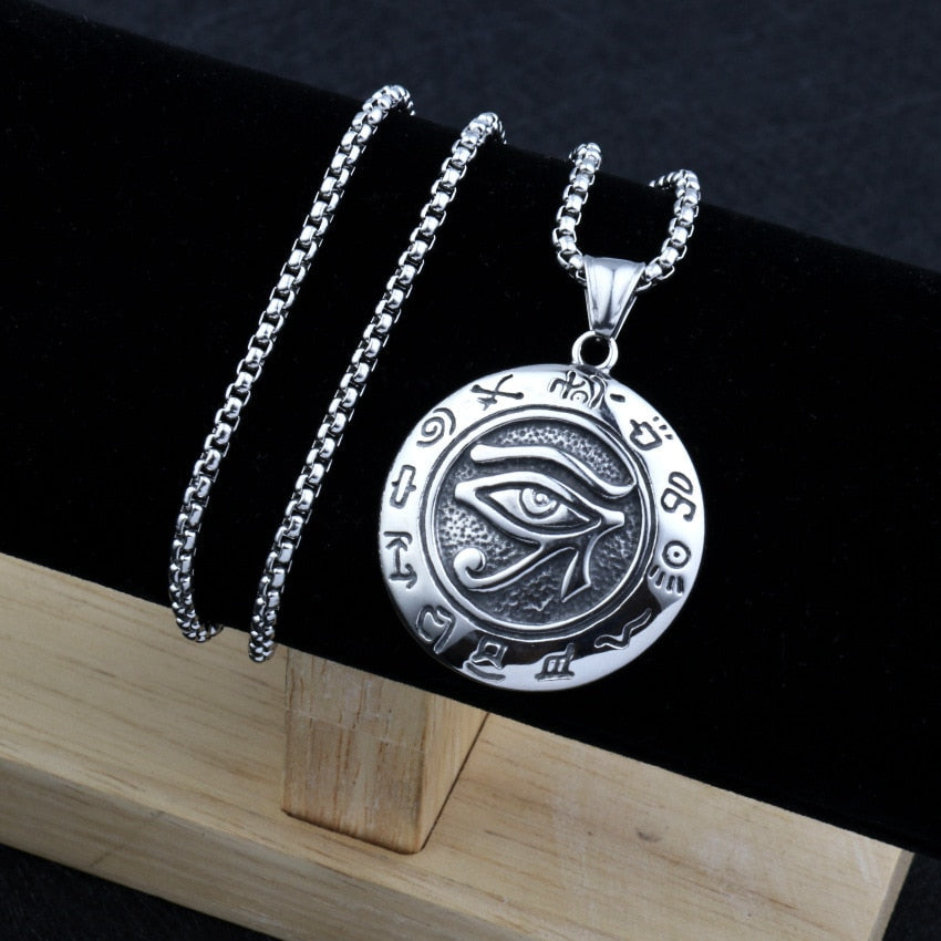 Detaljert Eye of Horus amulett i stål, et vakkert smykke for dame.