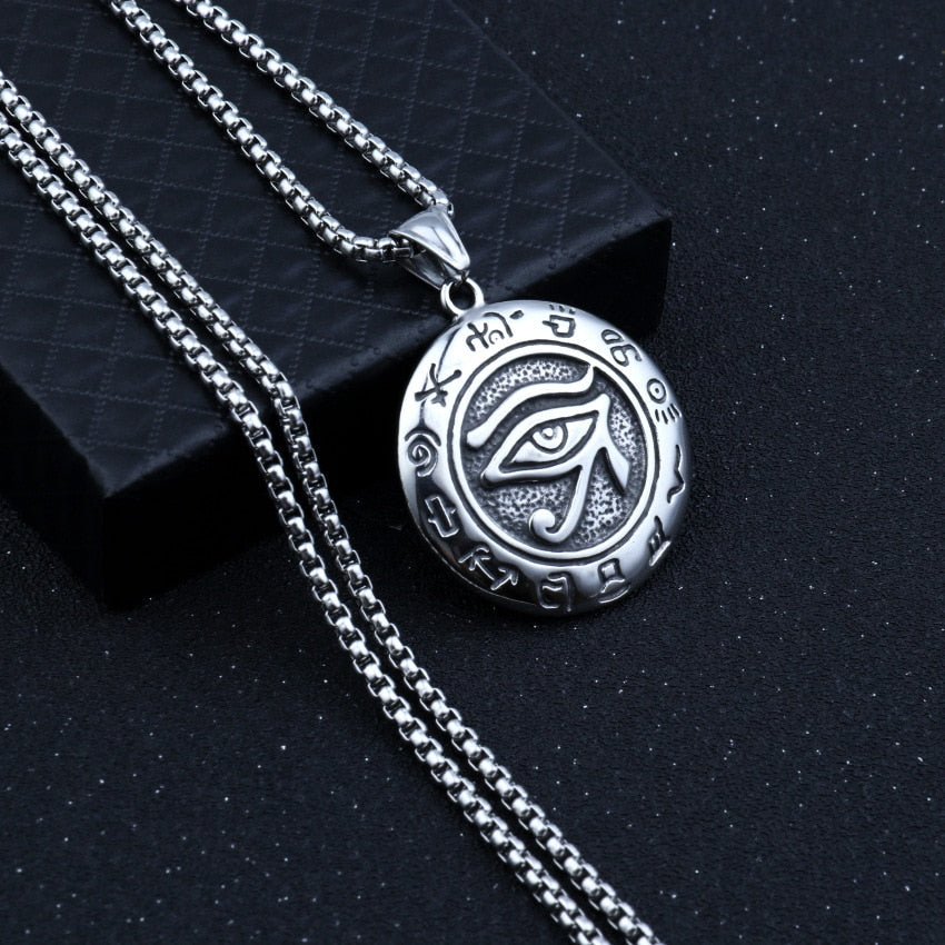 Skinnende Eye of Horus anheng, et elegant egyptisk smykke for kvinner.