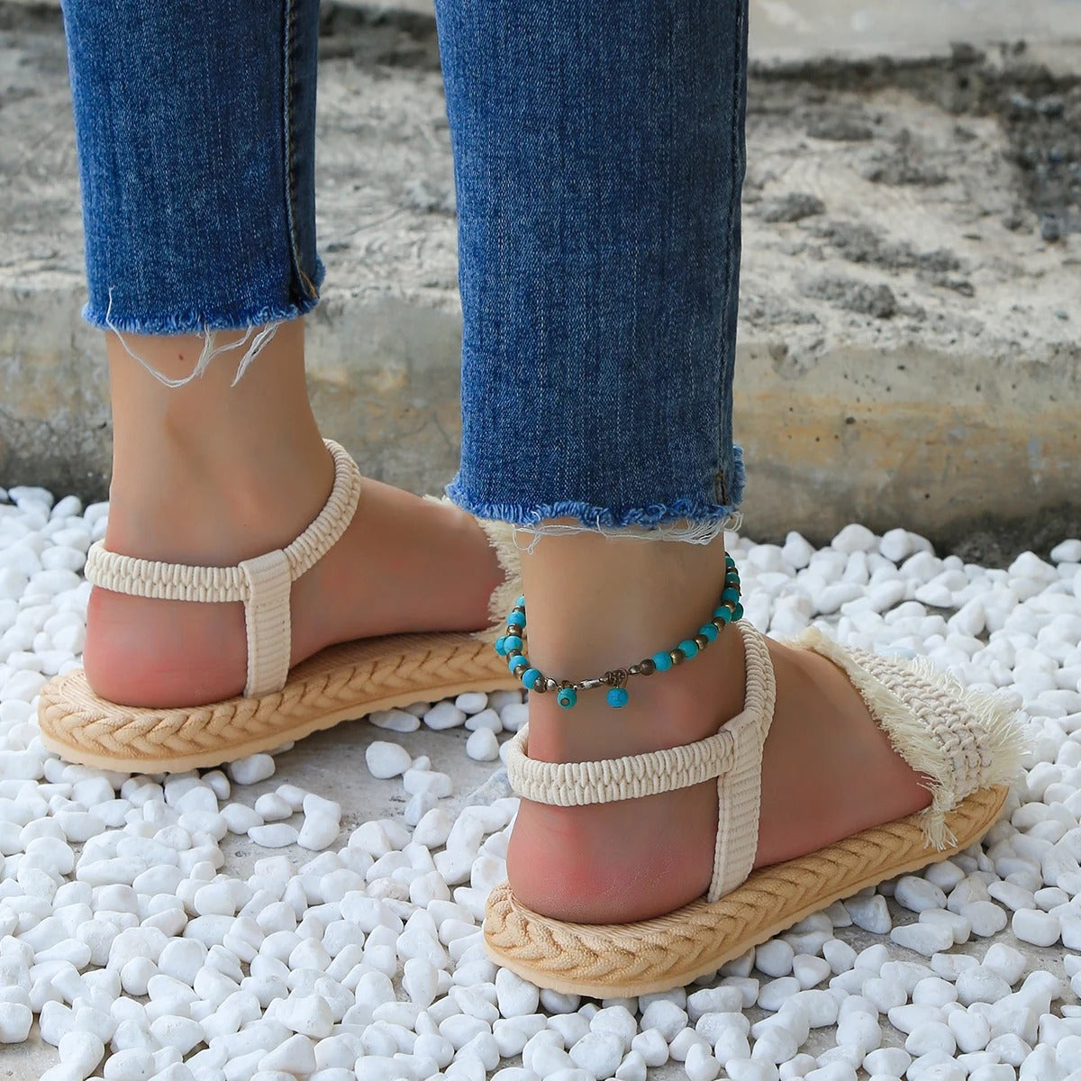 Flotte damesandaler, flate med snøring og elegant dusk. Komfortable og trendy sommersko.