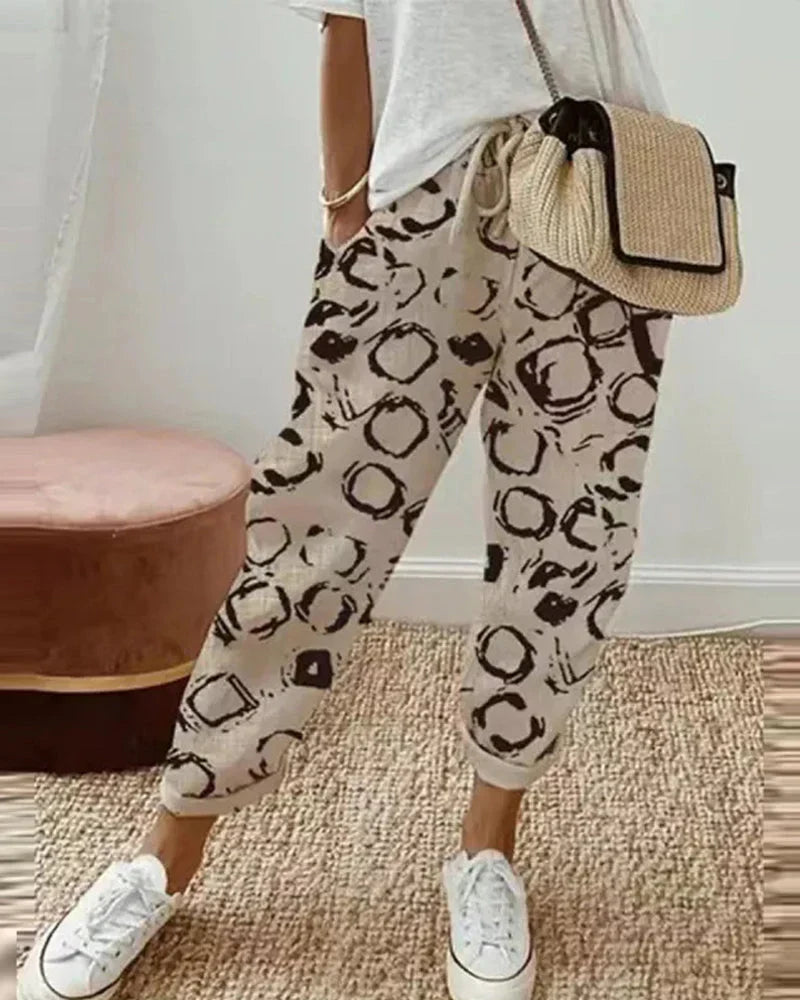 Moderne damebukser med elegant snitt og elastisk midje. Stilige fritidsbukser perfekte for avslappede dager.