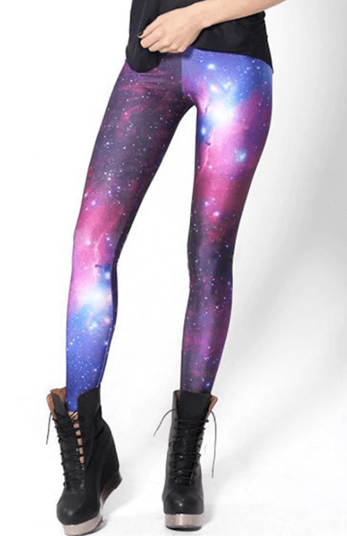 Kvinne som trener i fargerike 3D-trykte galakse leggings. Høy midje gir komfort og bevegelsesfrihet.