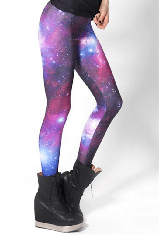 Brettede galakse leggings med 3D-print. Viser det flotte mønsteret og behagelige stoffkvaliteten for damer.