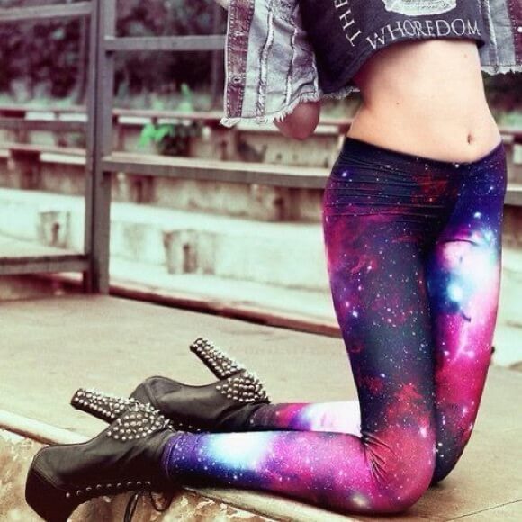 3D-trykte galakse leggings for kvinner. Levende farger og unikt stjernemønster gir en iøynefallende stil.
