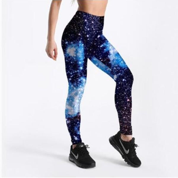 Nærbilde av stoffet på dame galakse leggings. Viser det levende 3D-printet og mønsterdetaljer.