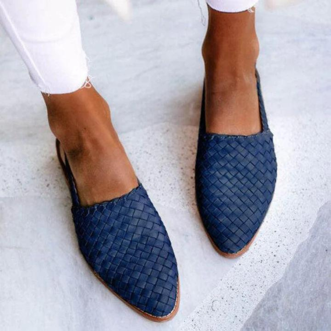 Elegante dame slip-on sandaler, håndlagde for komfort og pusteevne. Perfekte flate sommersko.