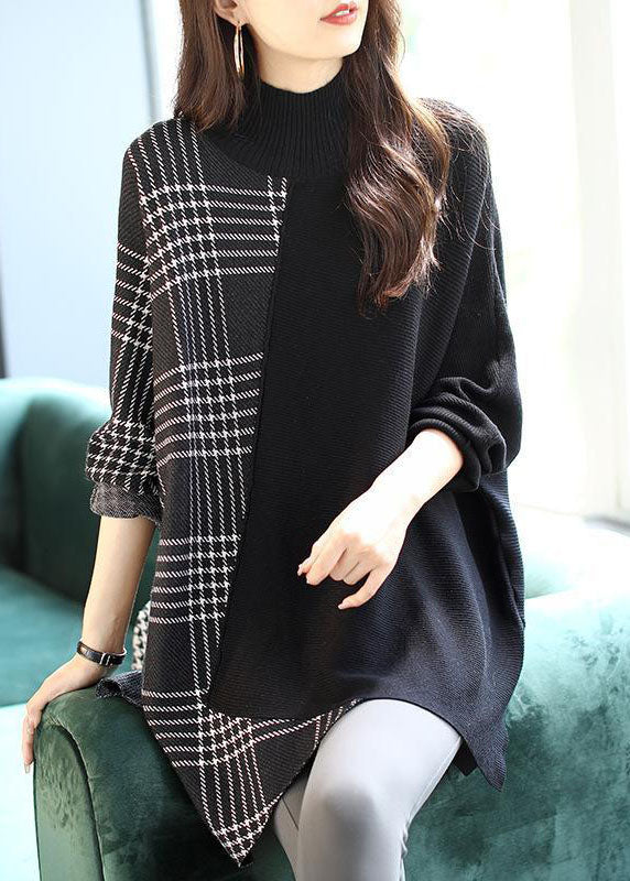 Komfortabel damegenser i loosefit stil med asymmetrisk kant og trendy rutete mønster, perfekt for høsten.