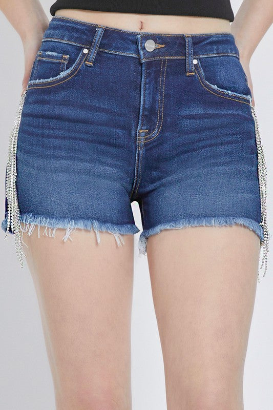 Trendy glamorøs dame shorts med rhinestones og frynser, ideell for sommer- og festantrekk.