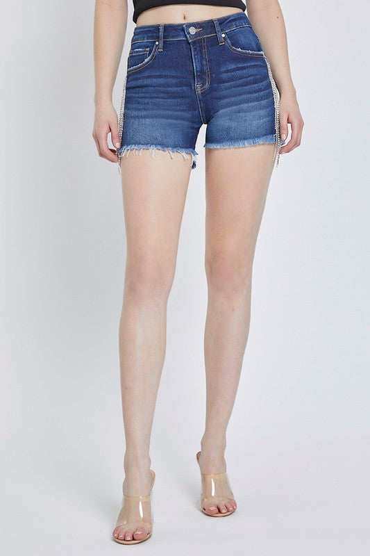 Kvinne høyt liv frynse shorts med glitrende rhinestones, en stilig og moderne fest shorts.