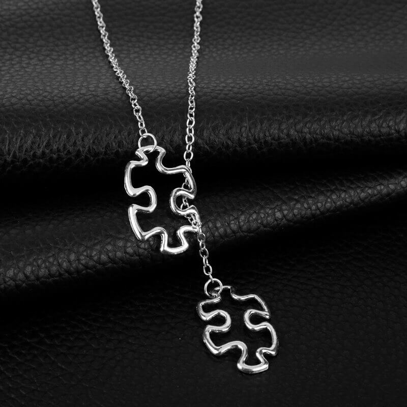 Symbolsk gave: autisme bevissthet puslespill halskjede for kvinner. Metall smykke for solidaritet.