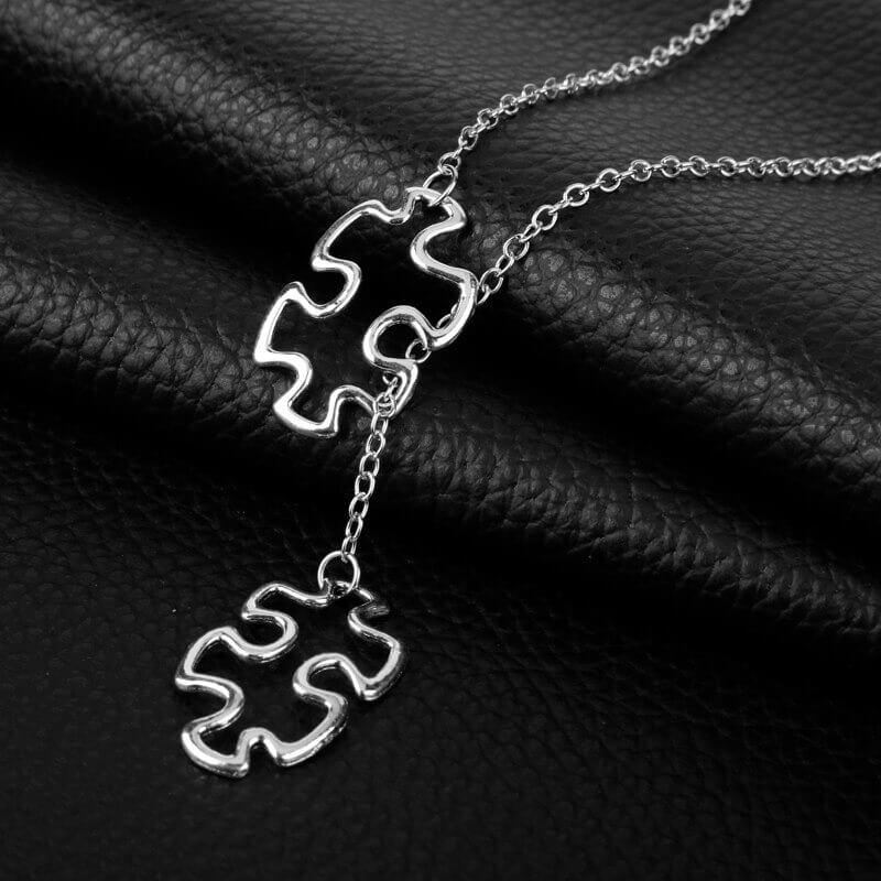 Stilrent metallhalskjede for kvinner med fargerikt puslespill-symbol for autisme bevissthet. Meningsfullt smykke.