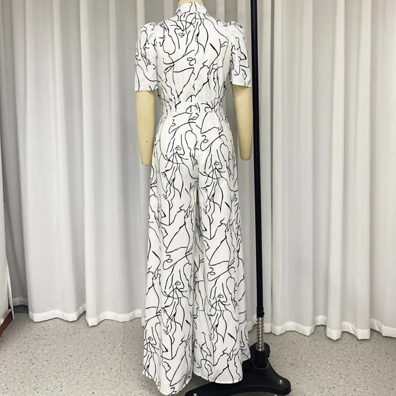 Elegant halterneck jumpsuit for kvinner med moderne kunstprint og vide ben, ideell for sommer og festantrekk.