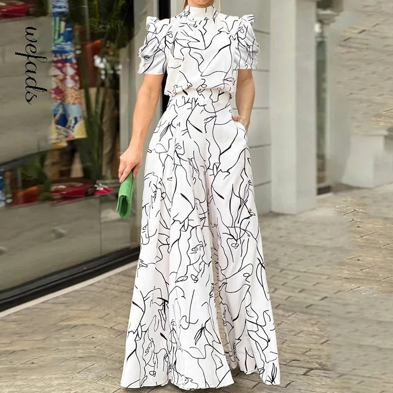 Casual elegant halterneck jumpsuit med vide ben og kunstnerisk print, et must for trendy sommergarderoben.