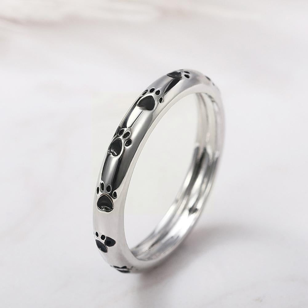 Dame hundepote ring i sølvfarget sinklegering med glitrende zirkon. Perfekt for dyreelskere.