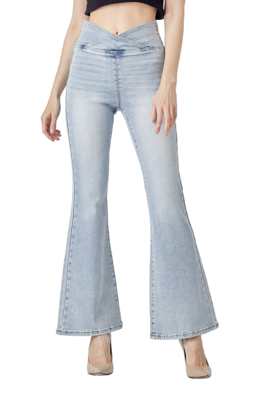 Dame jeans med høy midje og utsvingt passform. Komfortabel og flatterende stil for vår/sommer.