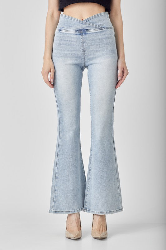 Motejeans for dame, høy midje og utsvingte ben. Allsidig stil som passer perfekt til vår og sommer.