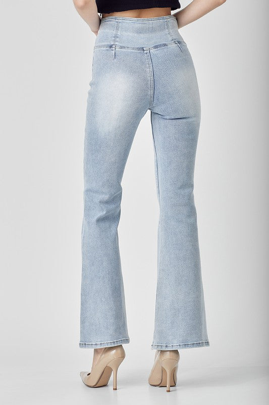 Stilige damejeans med høy midje og utsvingt design. Ideell for en chic vår- og sommerlook.