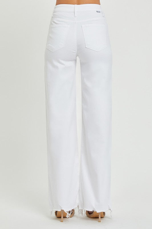 Stilrene hvite damejeans med høyt liv og vide ben, en moderne og komfortabel bukse for enhver anledning.