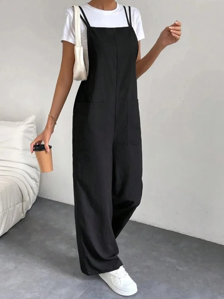 Stilfull dame jumpsuit med seler og trendy vid benpassform. Komfortabel og moderne for vår- og sommerdager.