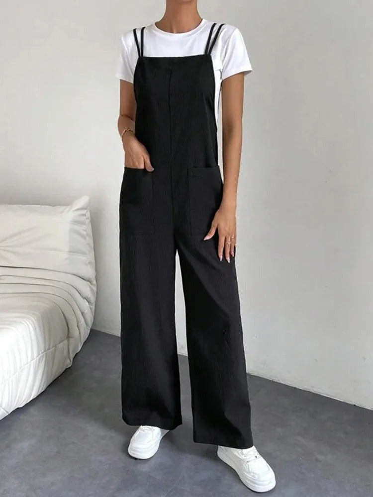 Komfortabel dame jumpsuit med seler. Vid ben design gjør den ideell som fritidsplagg eller allsidig sommerantrekk.