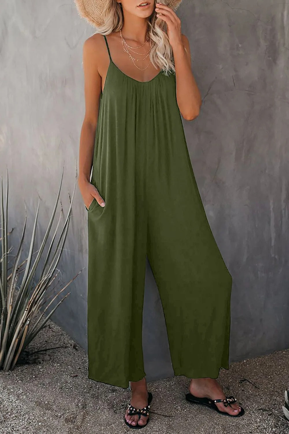 Dame jumpsuit med V-hals, løs passform, moderne og praktisk hverdagsklær.