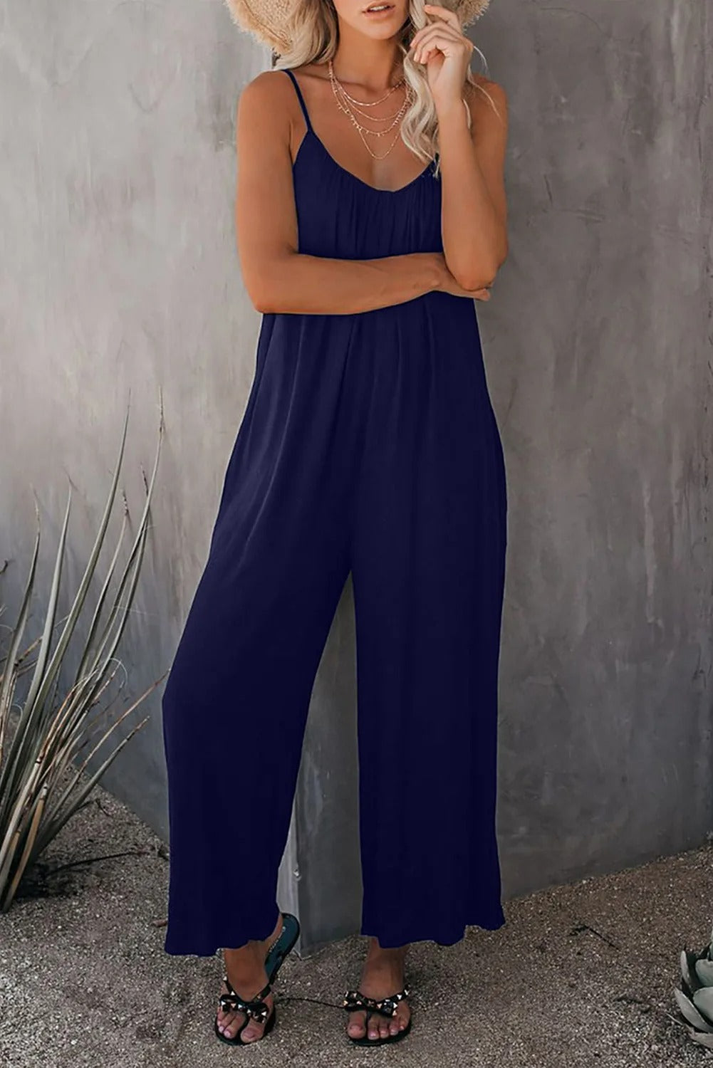 Motevennlig dame buksedress, V-hals, løs passform, for casual eleganse.