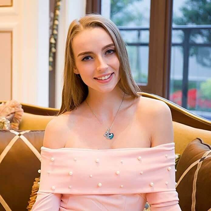 Detaljbilde av glitrende koalabjørn halskjede med krystaller, et unikt rhinestone smykke.