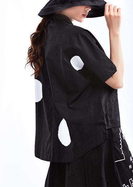 Trendy kortermet dameskjorte med elegant prikkemønster, ideell som sommerskjorte og hverdagsbluse.