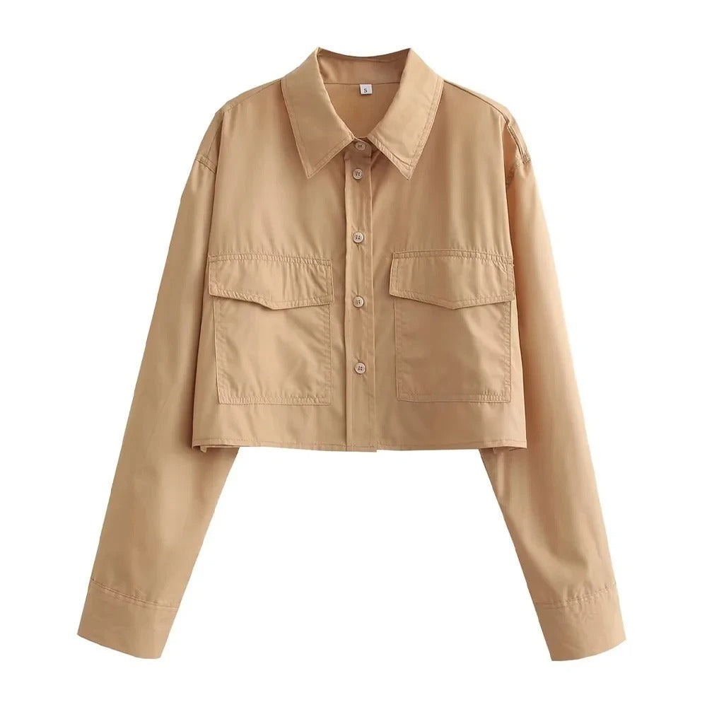 Dame løs cropped skjorte med lange ermer, perfekt for vår og sommer. Casual knappeskjorte.
