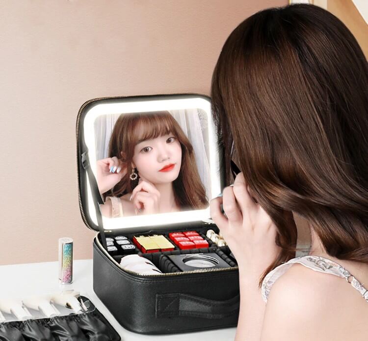 Kosmetikkveske med LED-speil og justerbar belysning, perfekt for ulike lysforhold ved makeup.