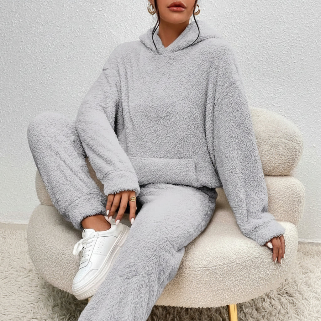 Stilrent dame loungewear i mykt stoff. Komfortabelt sett med hettegenser for fritid.